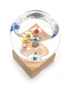 Termómetro tipo Galileo Kikkerland de vidrio y con base de madera